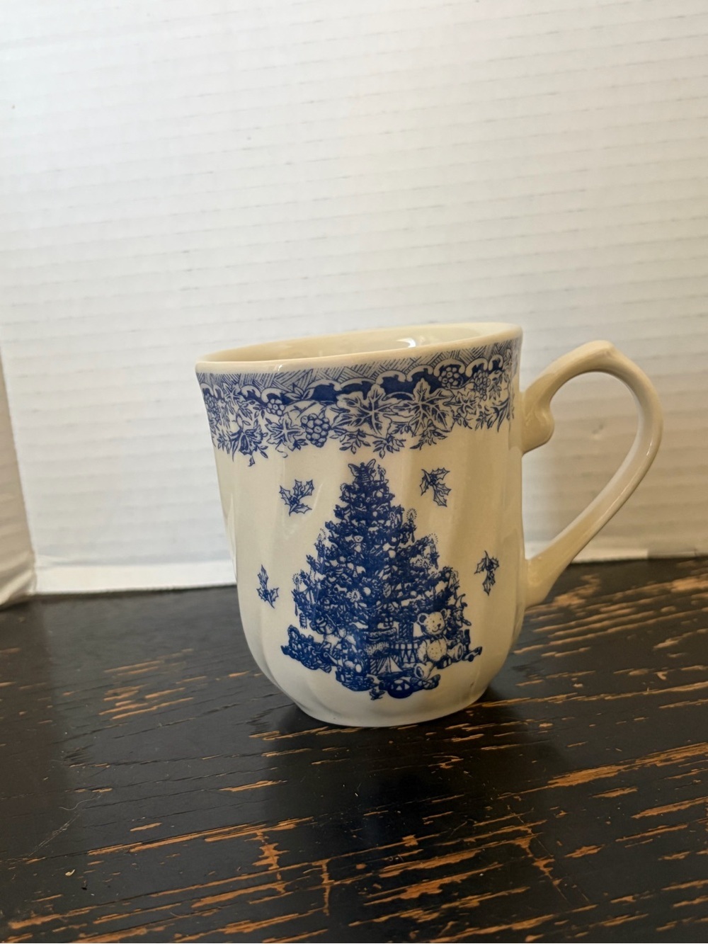 Queen's Seasons Greetings Blue Mug